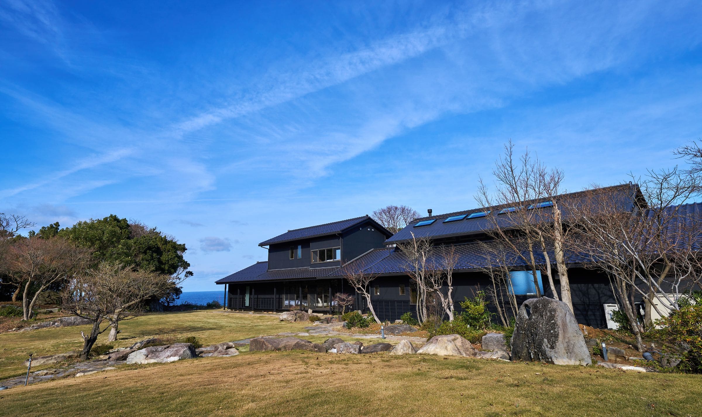 静寂に包まれた和風建築の外観