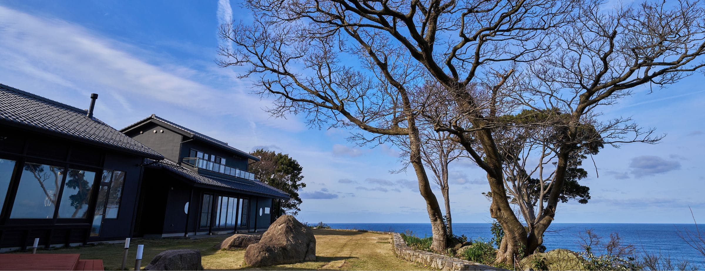 海を見下ろす高台に建つwaku terrace