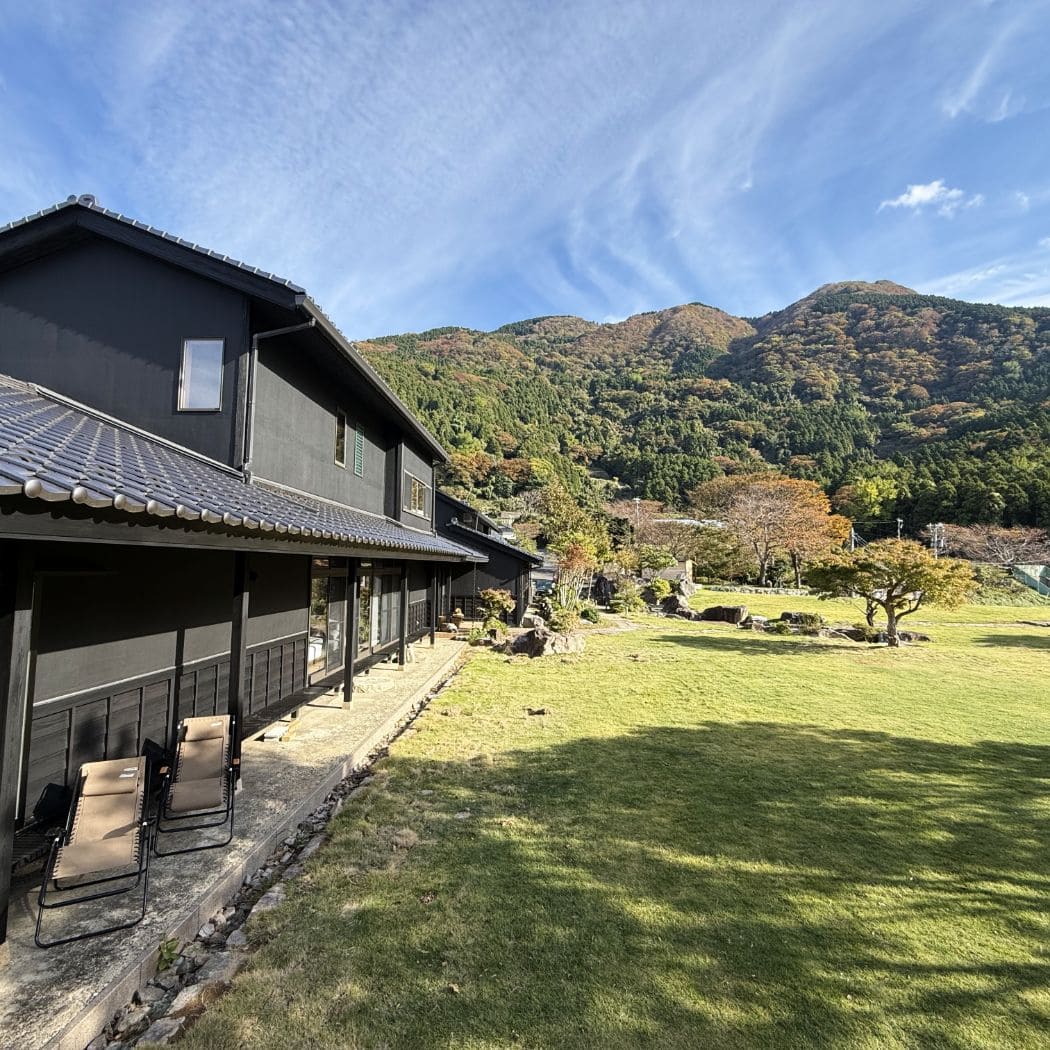 山々と緑に囲まれた庭園の景色